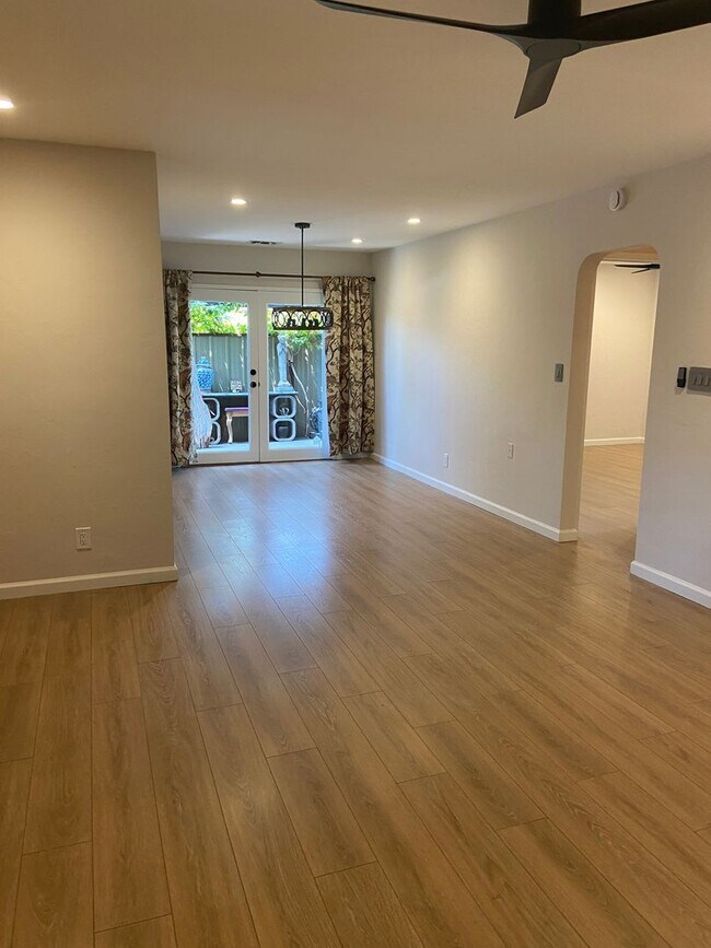 Foto del edificio - 2414-18 Monroe Ave