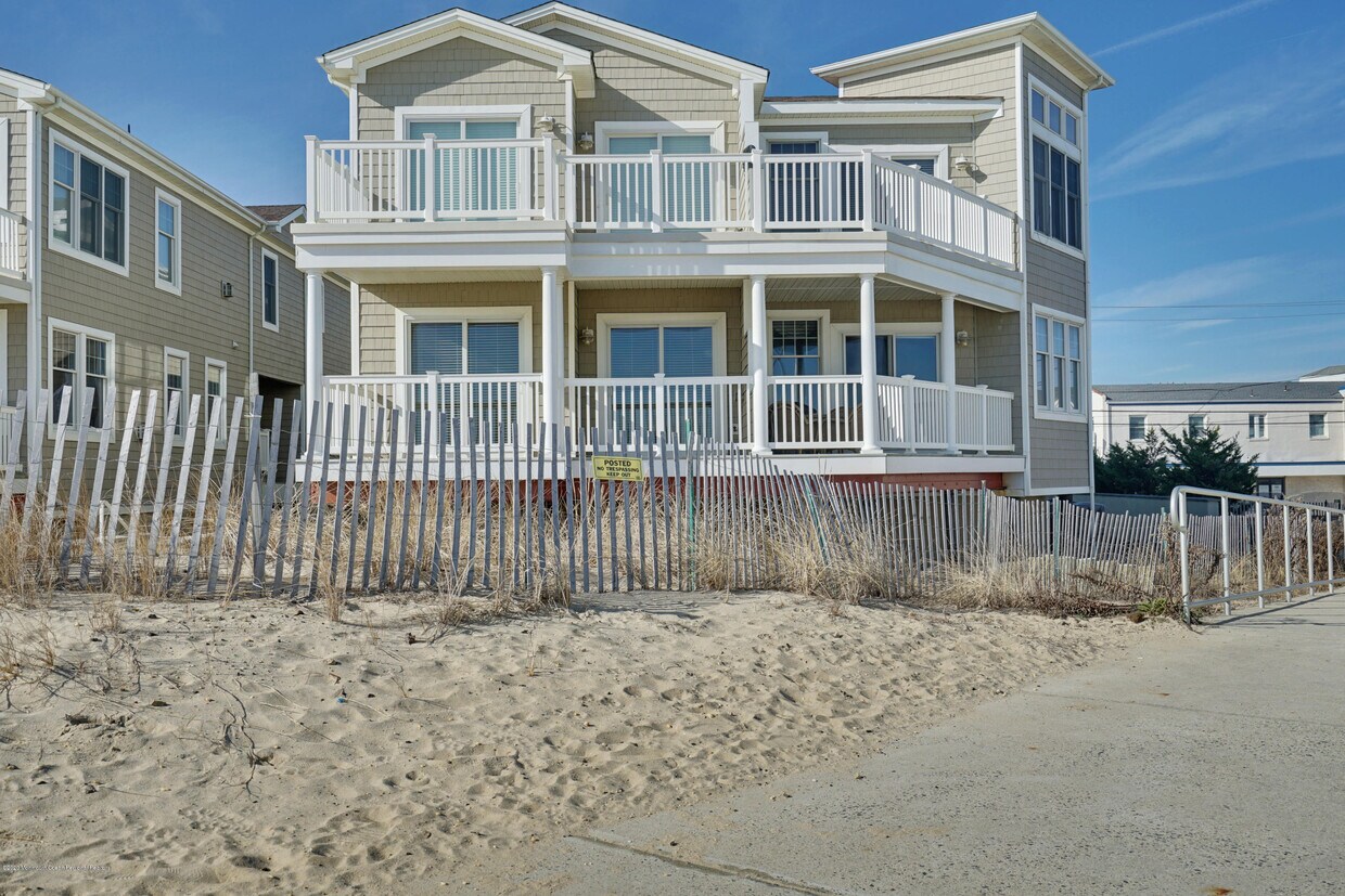 Primary Photo - 209 Beach Front