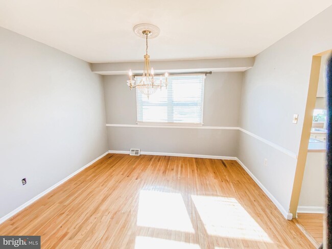 Foto del edificio - 300 Oak Ln E