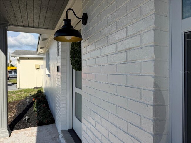 Building Photo - 7220 Fox Hollow Dr
