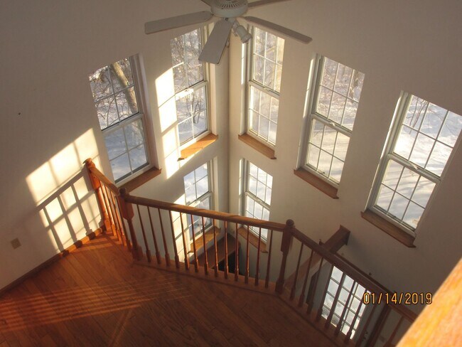 Foto del edificio - Tri level 2 bedroom home in a wooded count...