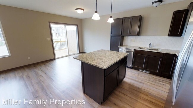 Building Photo - 4 br, 3.5 bath House - 729 Deer Haven