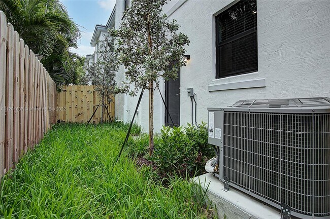 Building Photo - 550 SW 19th Ter