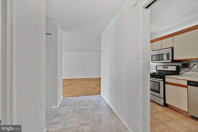 Foto del edificio - 5500 Friendship Blvd