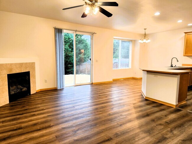 Foto del edificio - 3 bedroom 2.5 bathroom South Hill Charmer!