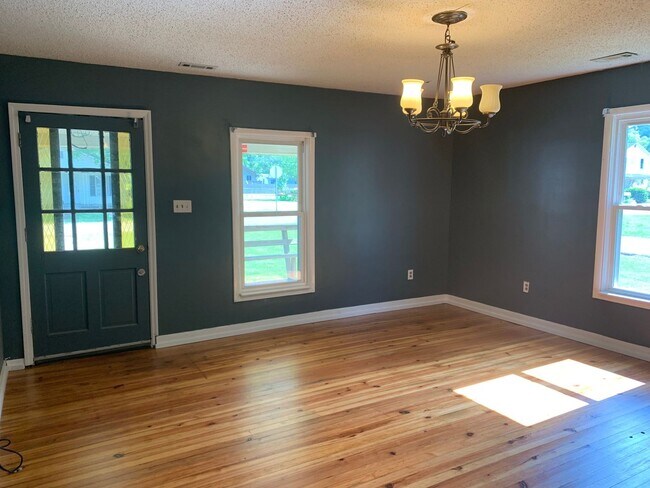 Foto del edificio - A quaint three bedroom one bath single family house in Five Points