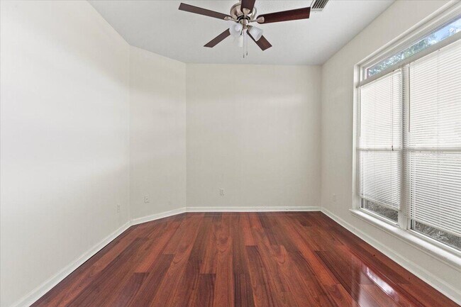 Foto del edificio - 4500 Martha's Way