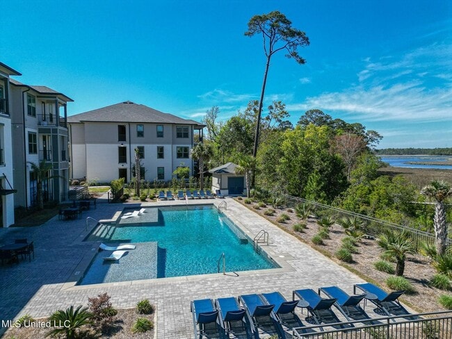 Building Photo - 2 Bed 2 Bath Condo - Open Concept at the I...