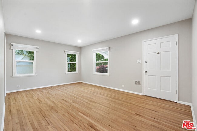 Foto del edificio - 815 Crestmoore Pl