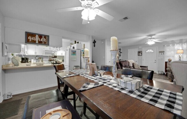 Foto del edificio - Beautiful 3 Bedroom Townhouse Near Both Bases