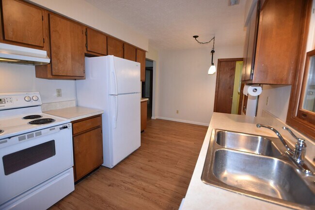 Building Photo - Single Level, Two Bedroom House in Greenfield