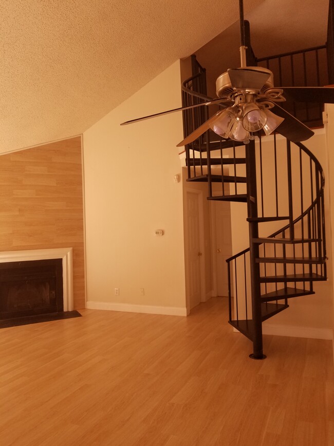 Building Photo - 504 Sunshine Court
