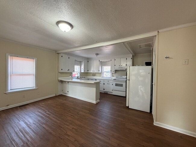 Foto del edificio - Great Experiences Are Just Around The Corner. Charming 2 bedroom Ranch Style Bungalow.