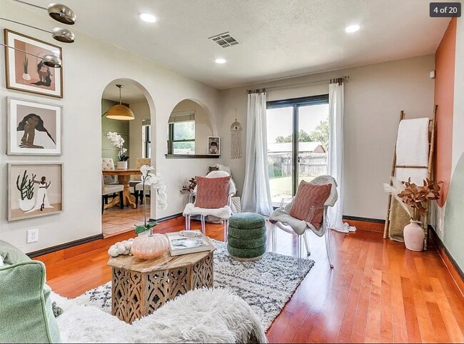 Foto del edificio - 8821 Cedar Ln