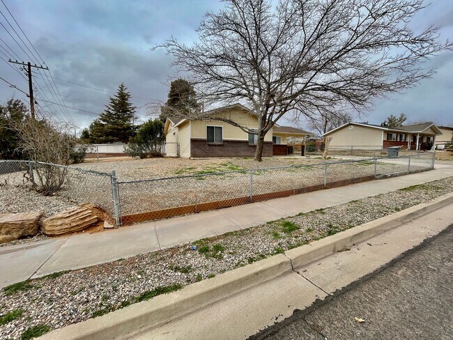 Foto del edificio - Pet Friendly Home in Washington with Large Fenced Yard