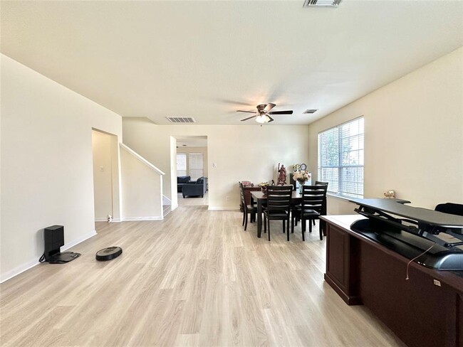 Foto del edificio - 2214 Bristol Bend Ln