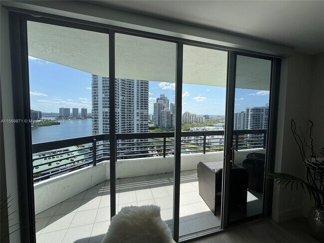 Building Photo - 3500 Mystic Pointe Dr