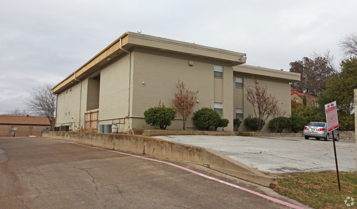 Primary Photo - Tulsa Way Apartments