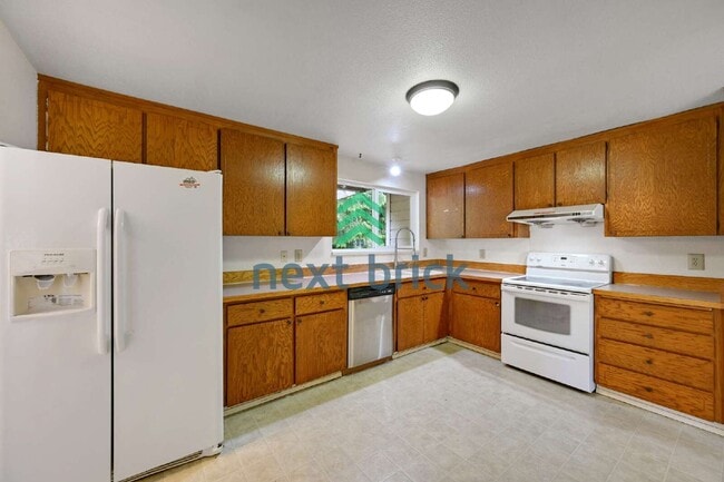 Building Photo - Spacious 4-Bedroom Retreat with 3 Full Baths in the Heart of Redmond – 2,490 Sq Ft of Comfort!
