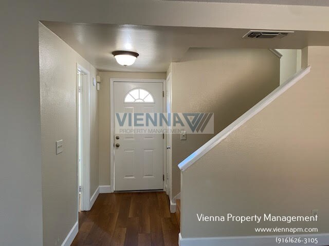 Foto del edificio - 6035 Woodside Dr