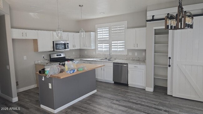 Building Photo - 854 S Comanche Ct