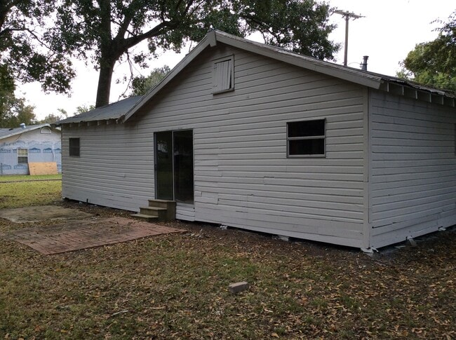 Building Photo - 1010 E Pershing St