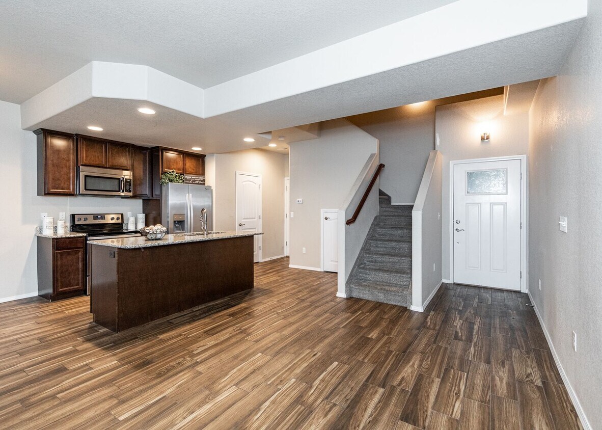 Centrally Located End Unit 3 Bed Townhouse in D20 - Centrally Located End Unit 3 Bed Townhouse in D20