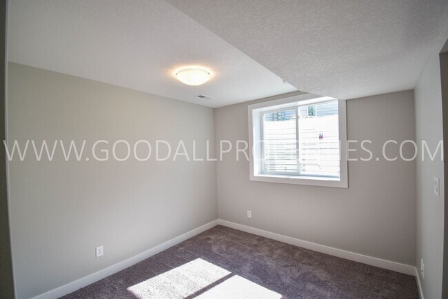 Foto del edificio - WINTER RENT SPECIAL 4 Bdrm 3.5 Bath Townhome with a Finished Walkout Basement