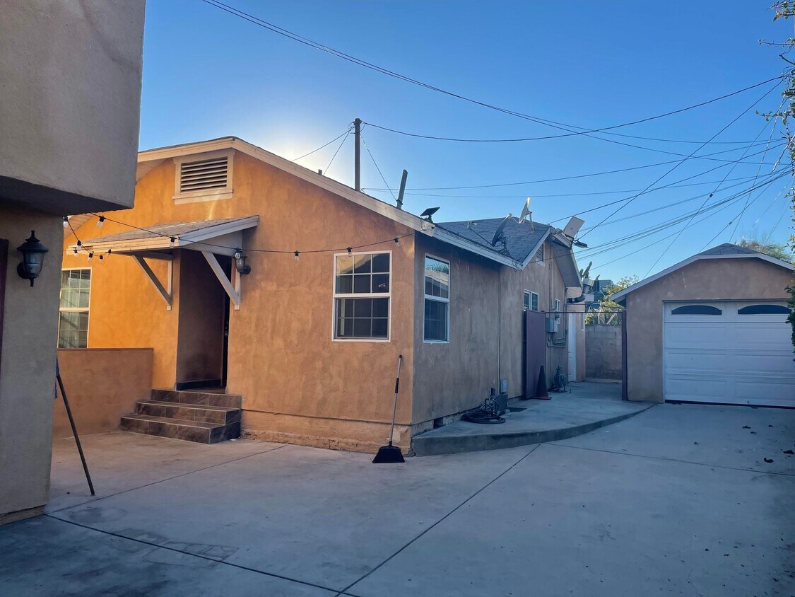 Primary Photo - 2207 N Buena Vista St