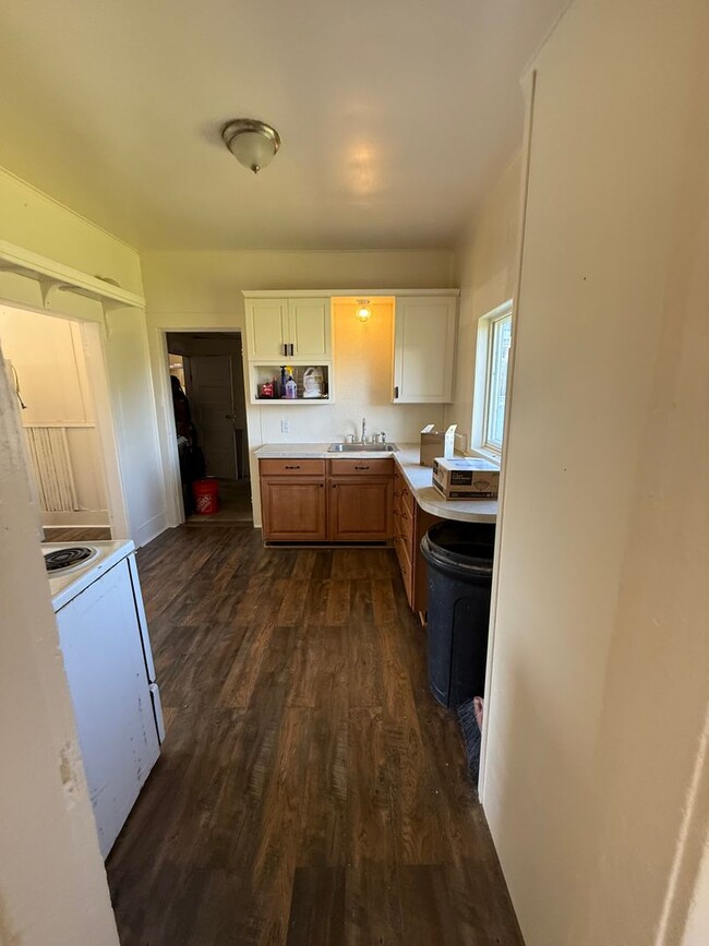 Building Photo - 3bd 1 1/2 ba