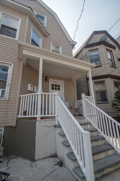 Building Photo - 756 S 17th St