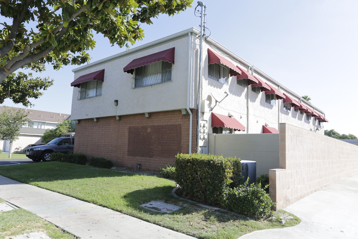 Building Photo - 1120-1130 N West St
