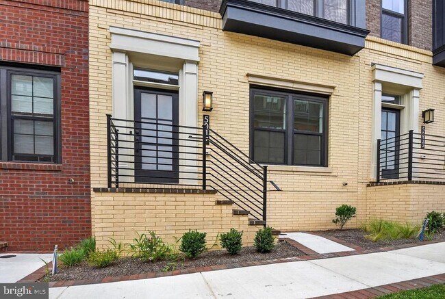 Building Photo - 5017 E Dulcet Dr