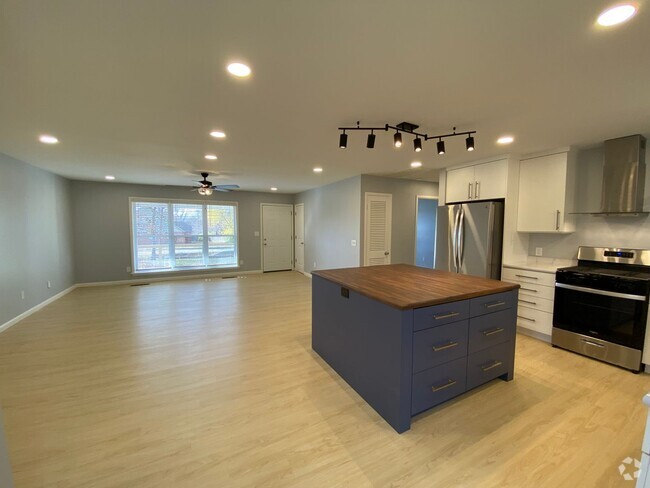 Building Photo - 1218 N Lewis Ave