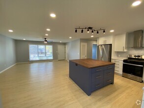 Building Photo - 1218 N Lewis Ave