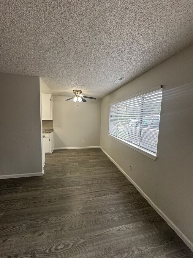 Foto del edificio - 2703 Heather Ln