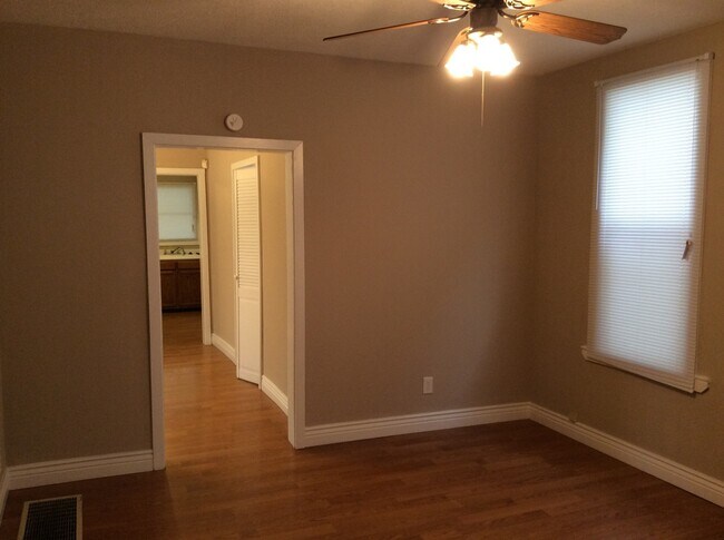 Building Photo - Near Downtown 2 BR home