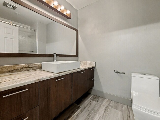 Foto del edificio - Beautiful Queen Anne Condo with Puget Sound Views & Secure Parking!
