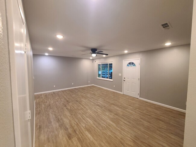 Building Photo - 801 Hinshaw Dr