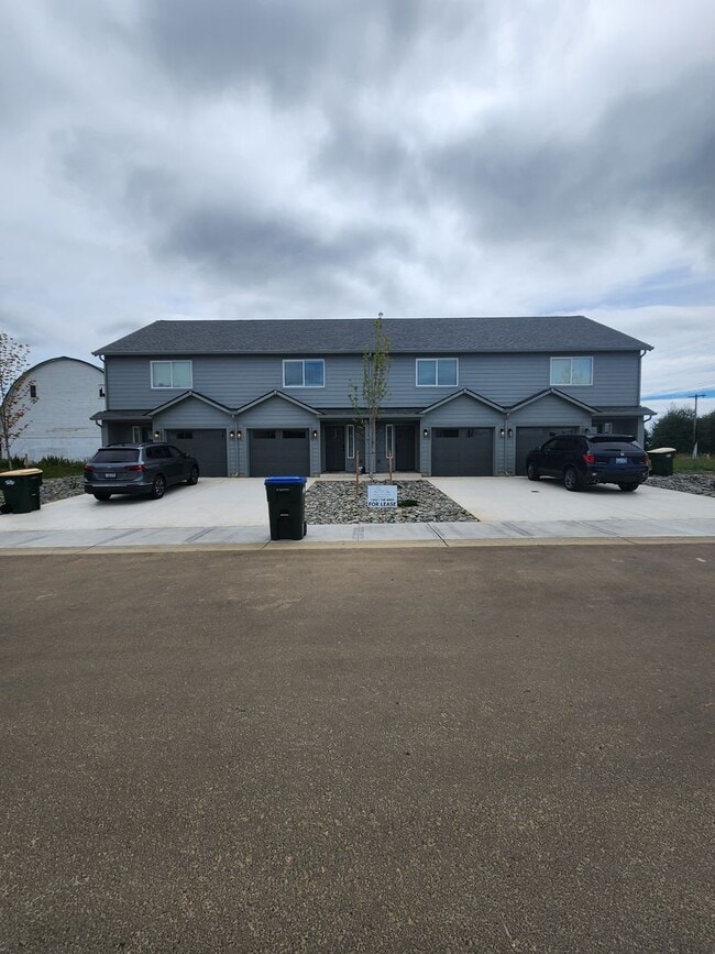 Building Photo - 1000 Peach Rd