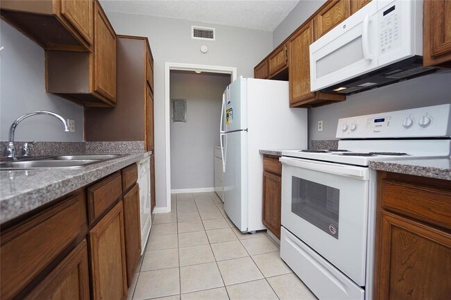 Building Photo - 8321 Sands Point Dr