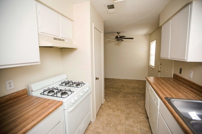 Nice Kitchen - Cottonwood Townhomes