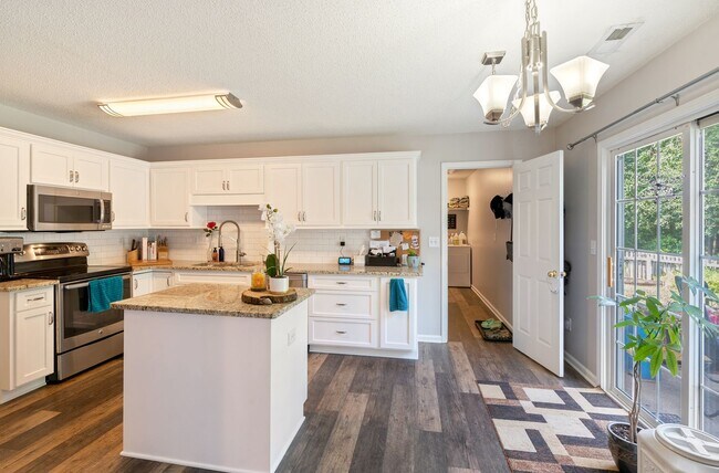 Foto del edificio - 3 bed 2.5 bath with large fenced yard and ...