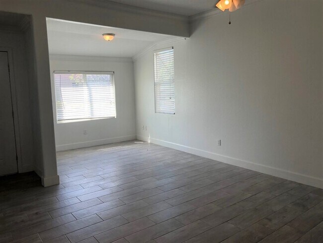 Building Photo - 337 N 15th Ave