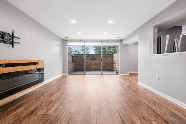 Building Photo - Charming 2 BR/2 BA Condo in Montgomery Vil...