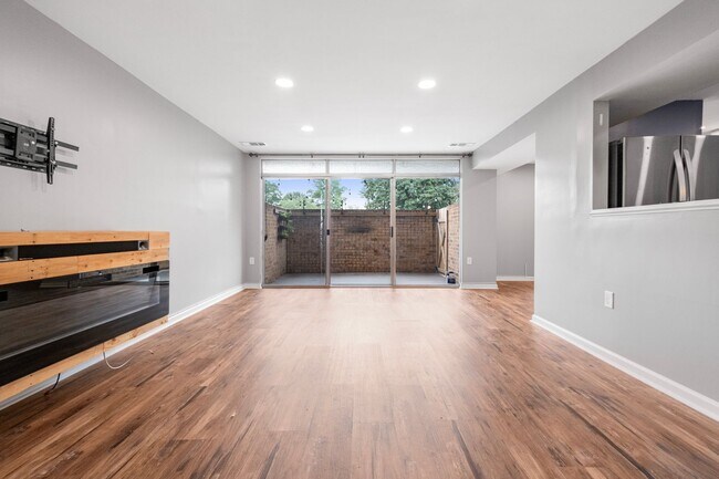 Foto del edificio - Charming 2 BR/2 BA Condo in Montgomery Vil...