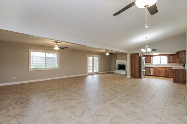 Building Photo - 6106 E Ivyglen St