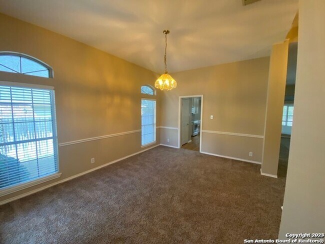 Building Photo - 4 Bedroom/2 Bathroom Home in the Oak Run S...