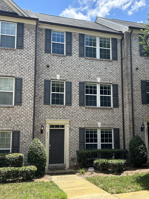 Front - 237 N Irwin Ave
