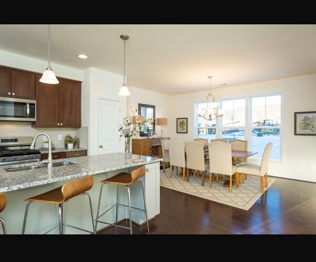 Building Photo - Luxury Townhouse With Detached Two Car Gar...